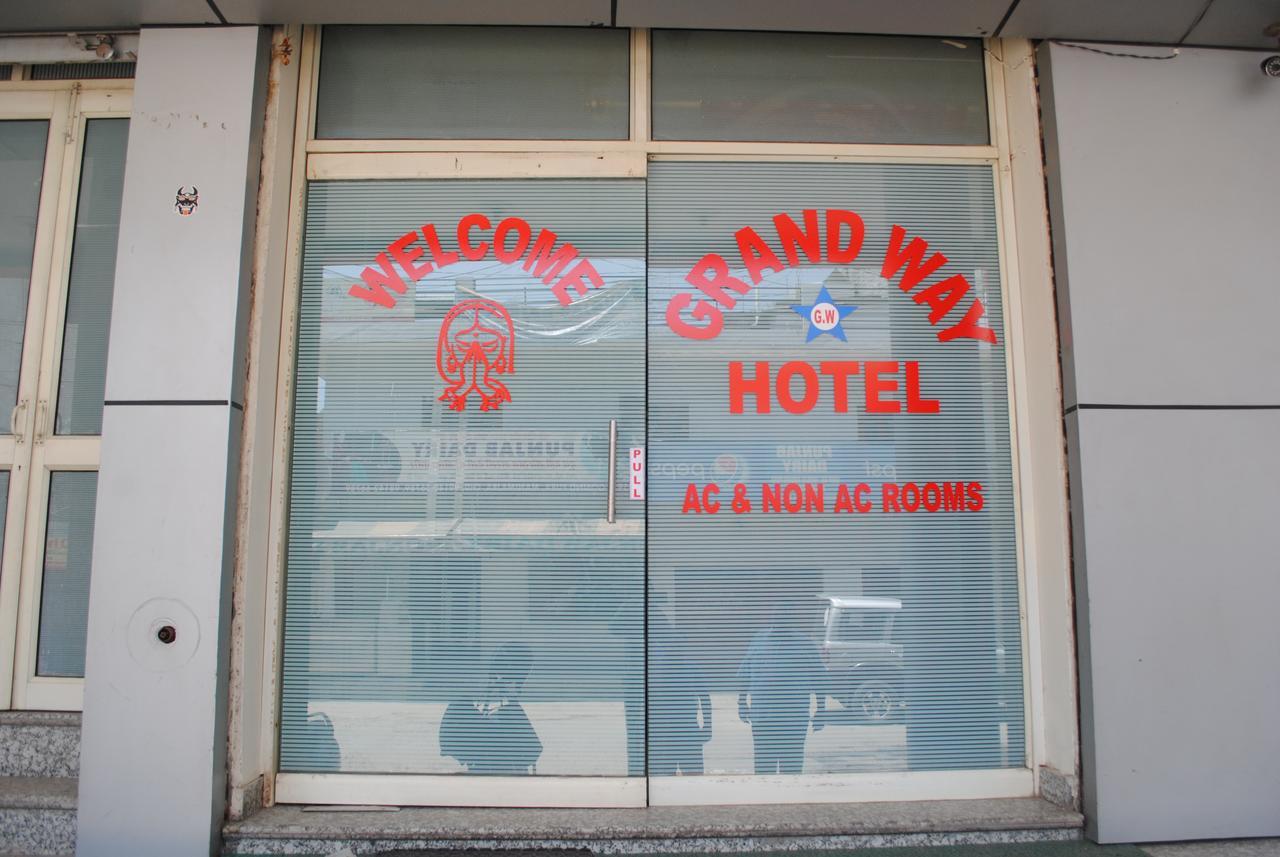 Hotel Grandway Kalka Bagian luar foto